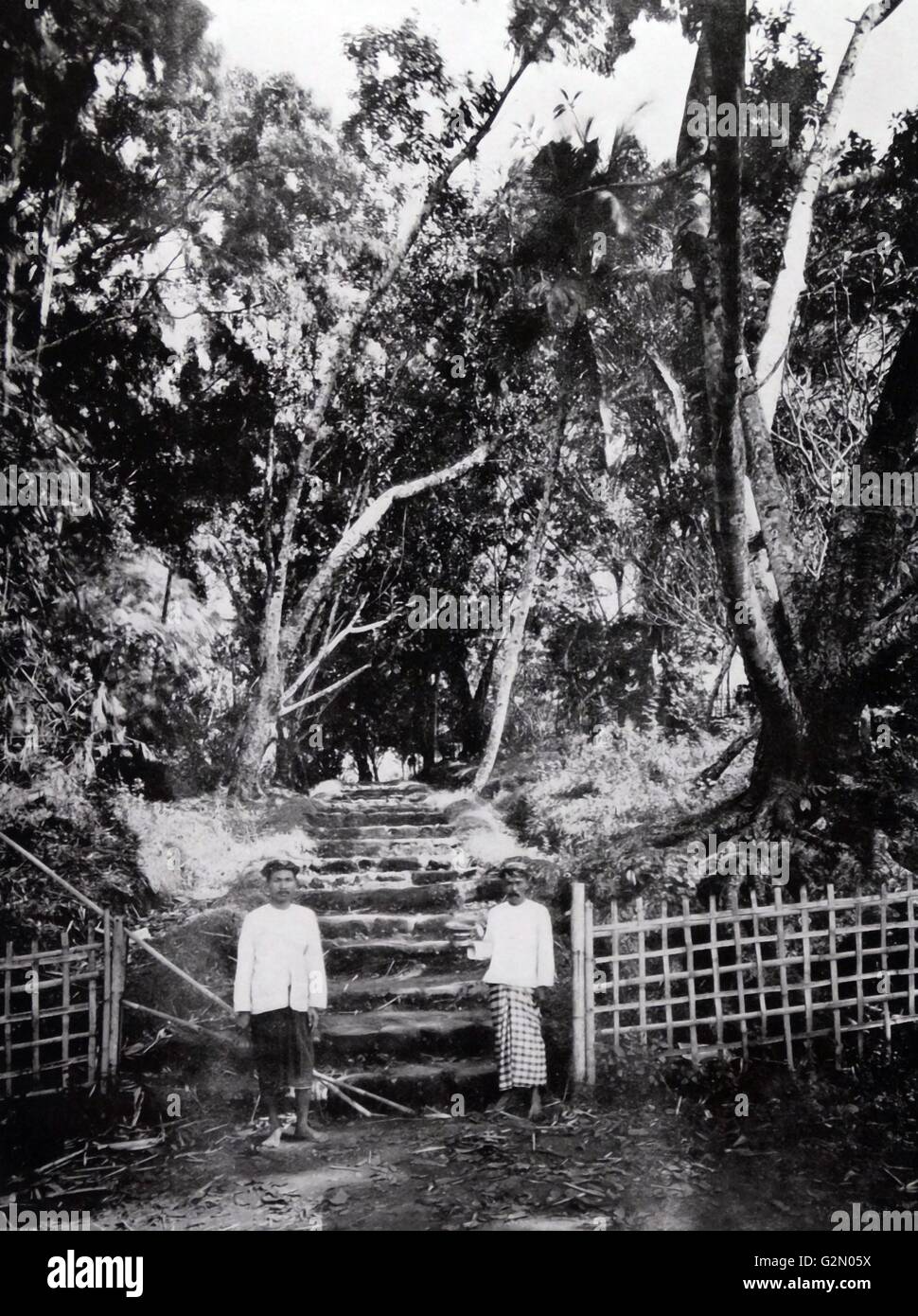 Foto zeigt zwei männliche Figuren am Eingang zu einem indonesischen Wald stehen. Niederländisch-ostindien, wie moderne Indonesien bekannt. Vom c 1935. Stockfoto Foto zeigt zwei männliche Figuren am Eingang zu einem indonesischen Wald stehen. Niederländisch-ostindien, wie moderne Indonesien bekannt. Vom c 1935. Stockfoto