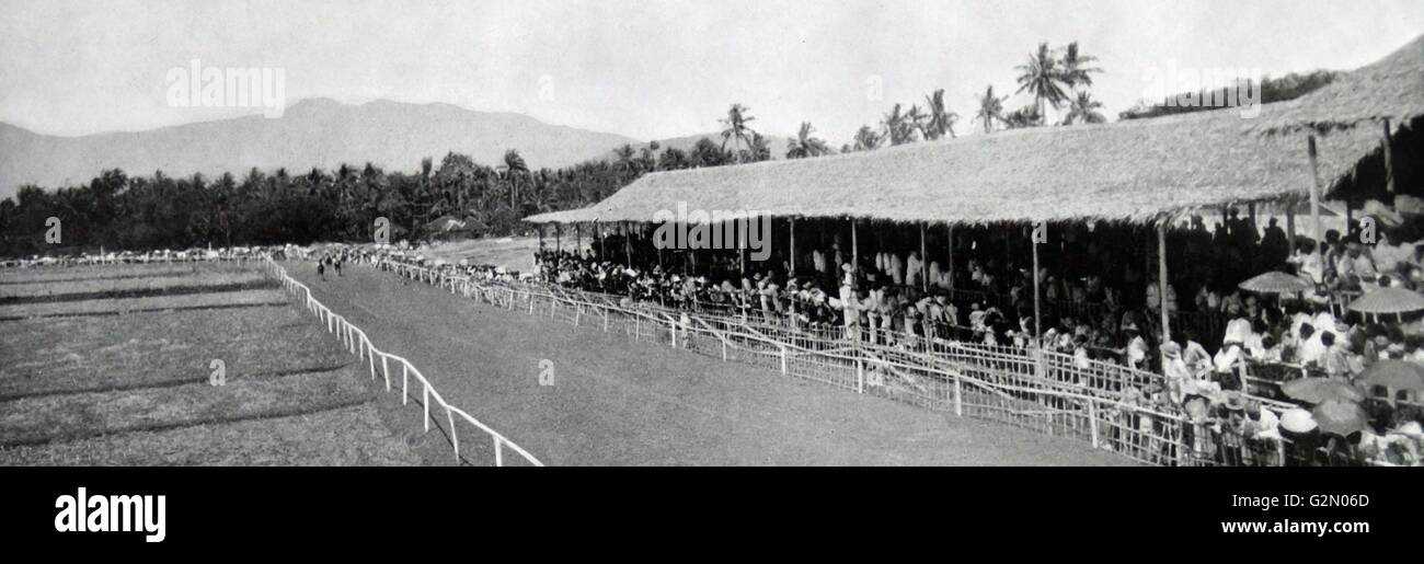 Foto zeigt die Sammlung von lokalen Dörfern an der jährlichen Pferderennen. Niederländisch-ostindien, wie moderne Indonesien bekannt. Vom c 1935 Stockfoto