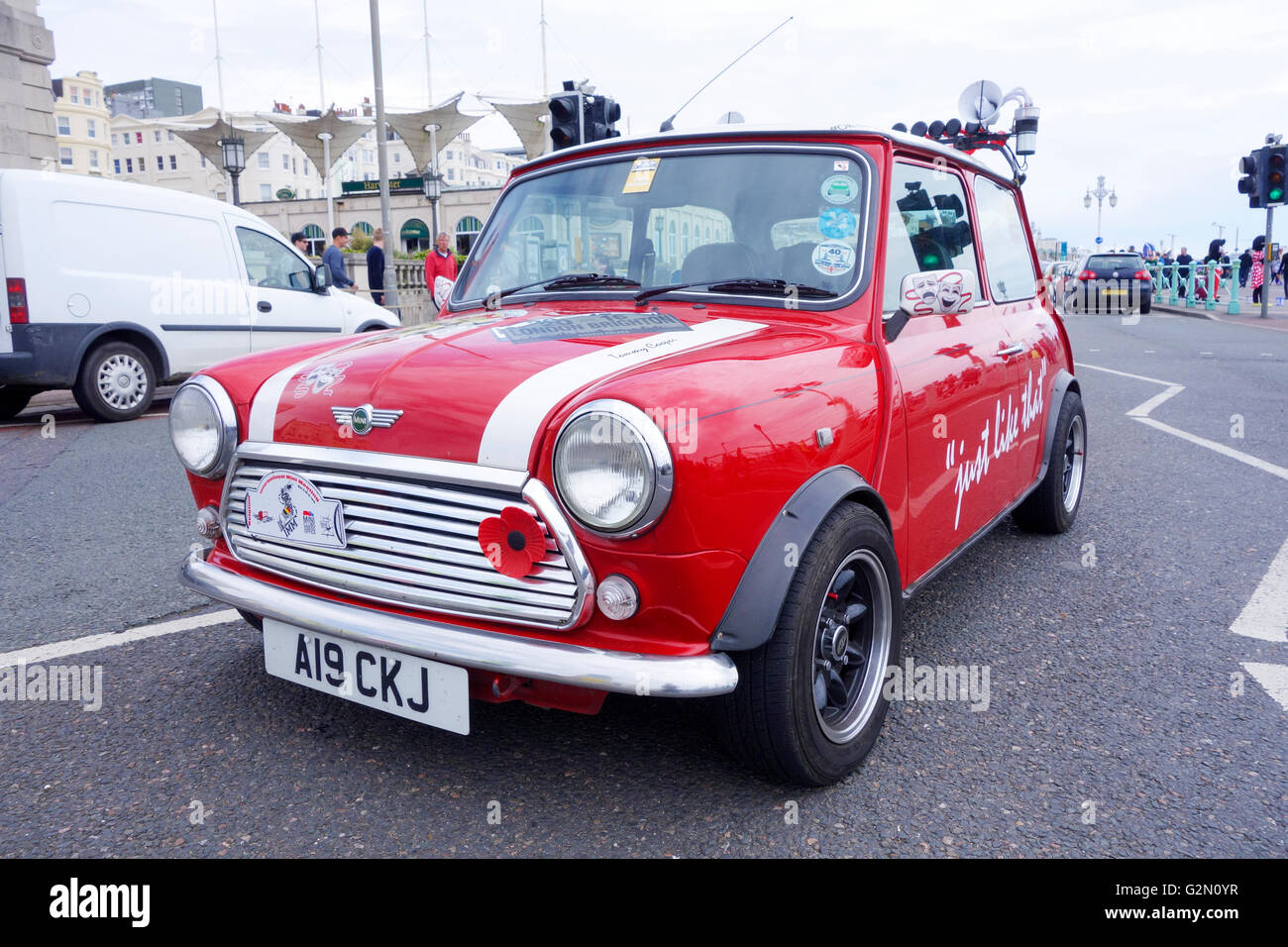 Eine 2 Tür Rover Mini Cooper (1998) auf dem Display in Madeira Drive nach Abschluss der 2016 London-Brighton Mini laufen. Stockfoto