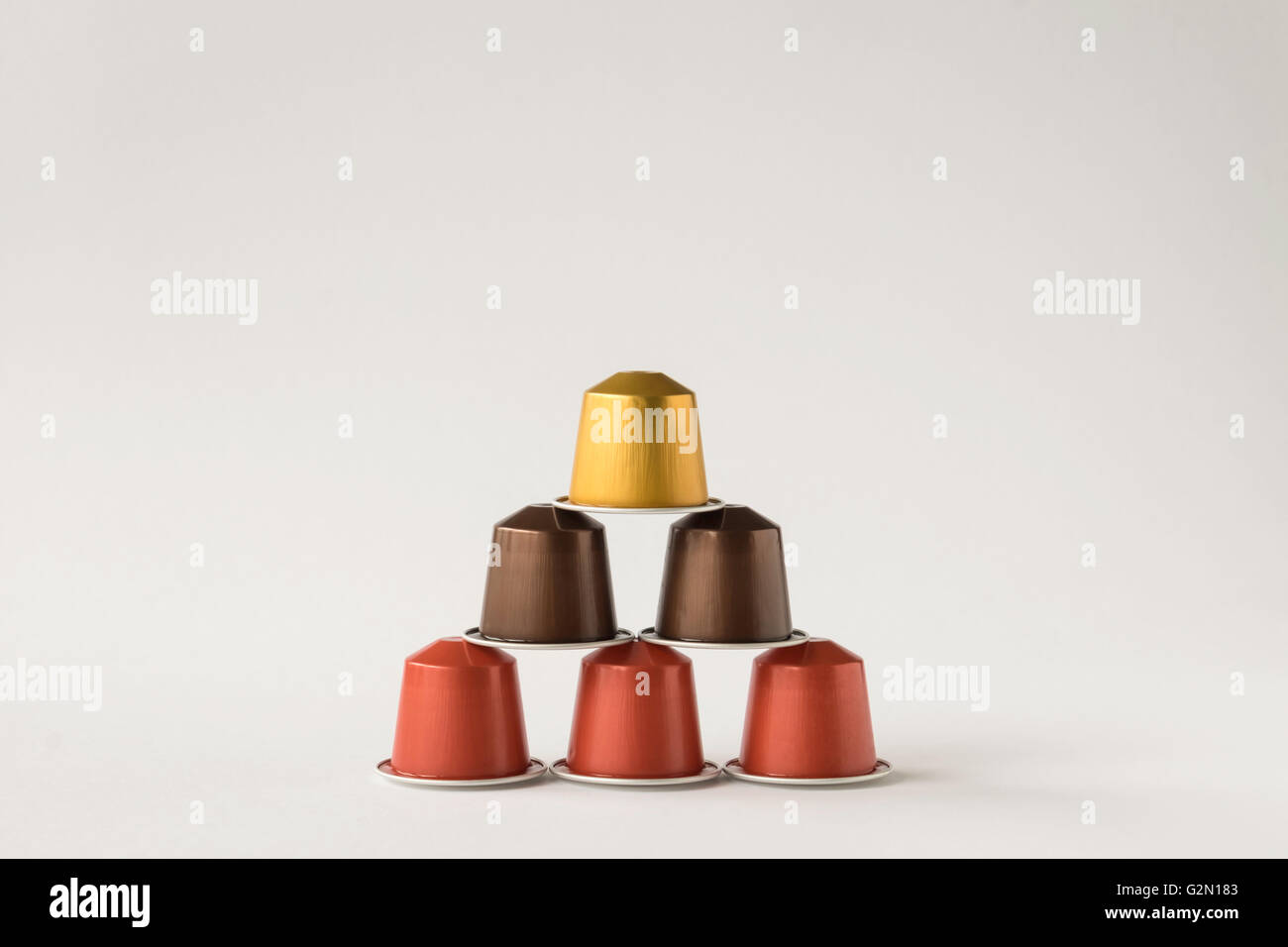Pyramide von metallischen Hülsen suchen Kaffeemaschine auf weißen Hintergrund Stockfoto
