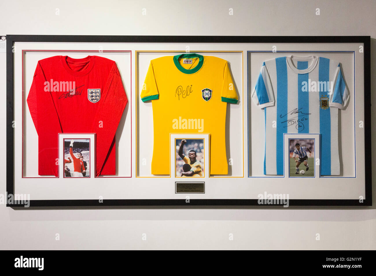 London, UK. 1. Juni 2016. Trikots von Nr. 10 Geoff Hurst, Pele und Diego Maradona versengt. Drücken Sie die Vorschau der Pele - The Collection, ein Verkauf, geführt von Juliens Auktionen am Mall Galleries. Zu den Highlights gehören Peles-Jules-Rimet-Pokal; 1958, 1962 und 1970 WM Medaillen; Santos FC Spiel getragene Trikots und Stiefel; Auszeichnungen, die während des Spiels mit Santos FC; seine 1977 New York Cosmos NASL Meisterschaft Ring; FIFA-Spieler des Jahrhunderts; L ' Equipe Sportler des Jahrhunderts ausgezeichnet; 2007-FIFA-Präsident Award und die Fackel von Pele verwendet, wenn er in der 2004 Sommer Olympischen Fackellauf lief. Stockfoto
