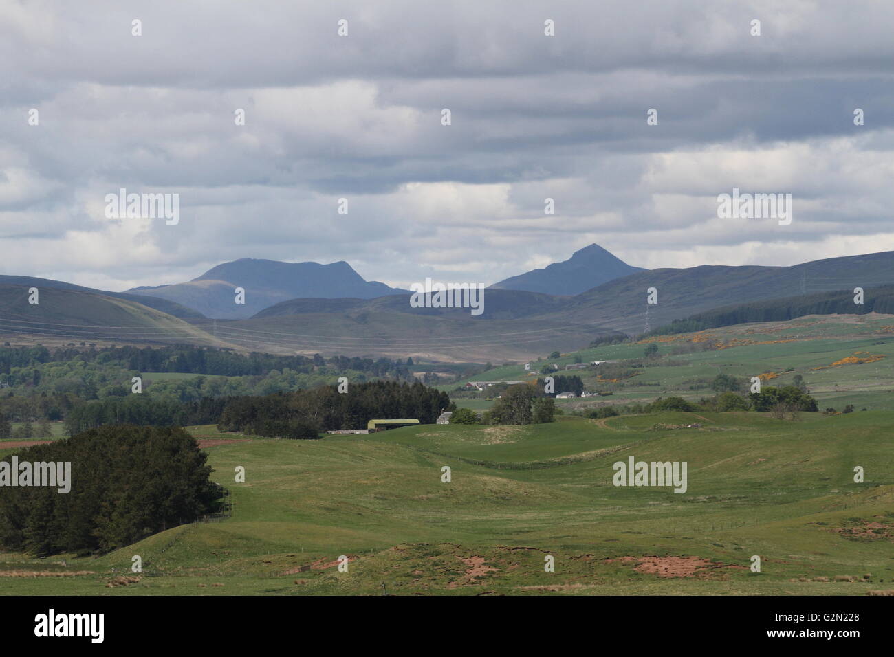 Fernsicht auf den Gipfeln der Stuc ein Chroin und Ben Vorlich aus Süd-Ost-Schottland Mai 2016 Stockfoto