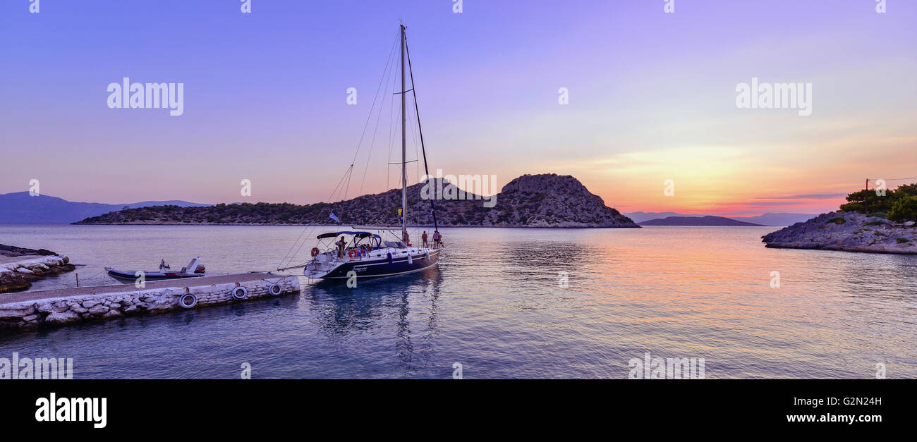 Herrlichen Sonnenuntergang am Aponissos Cove auf Agistri Insel im Saronischen Golf, einstündige Reise von Piräus, dem wichtigsten Hafen Griechenlands Stockfoto