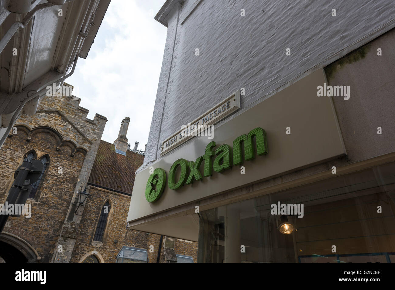 High Street-Passage und Oxfam Shop Zeichen Ely Cambridgeshire England UK Stockfoto