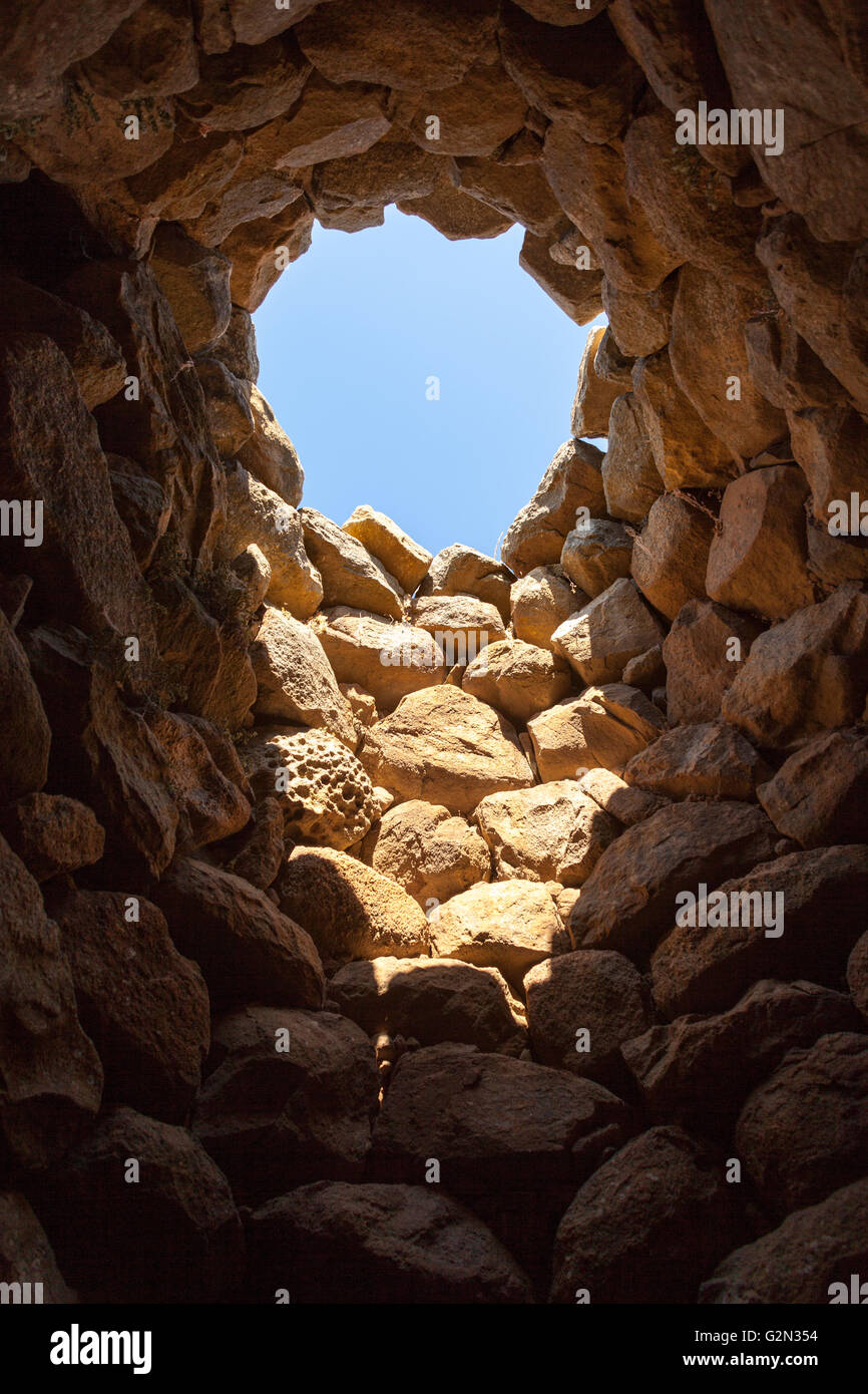 Öffnung im Dach des Gebäudes in Nuraghe La Prisgiona Ausgrabungsstätte, Arzachena, Sardinien, Italien Stockfoto