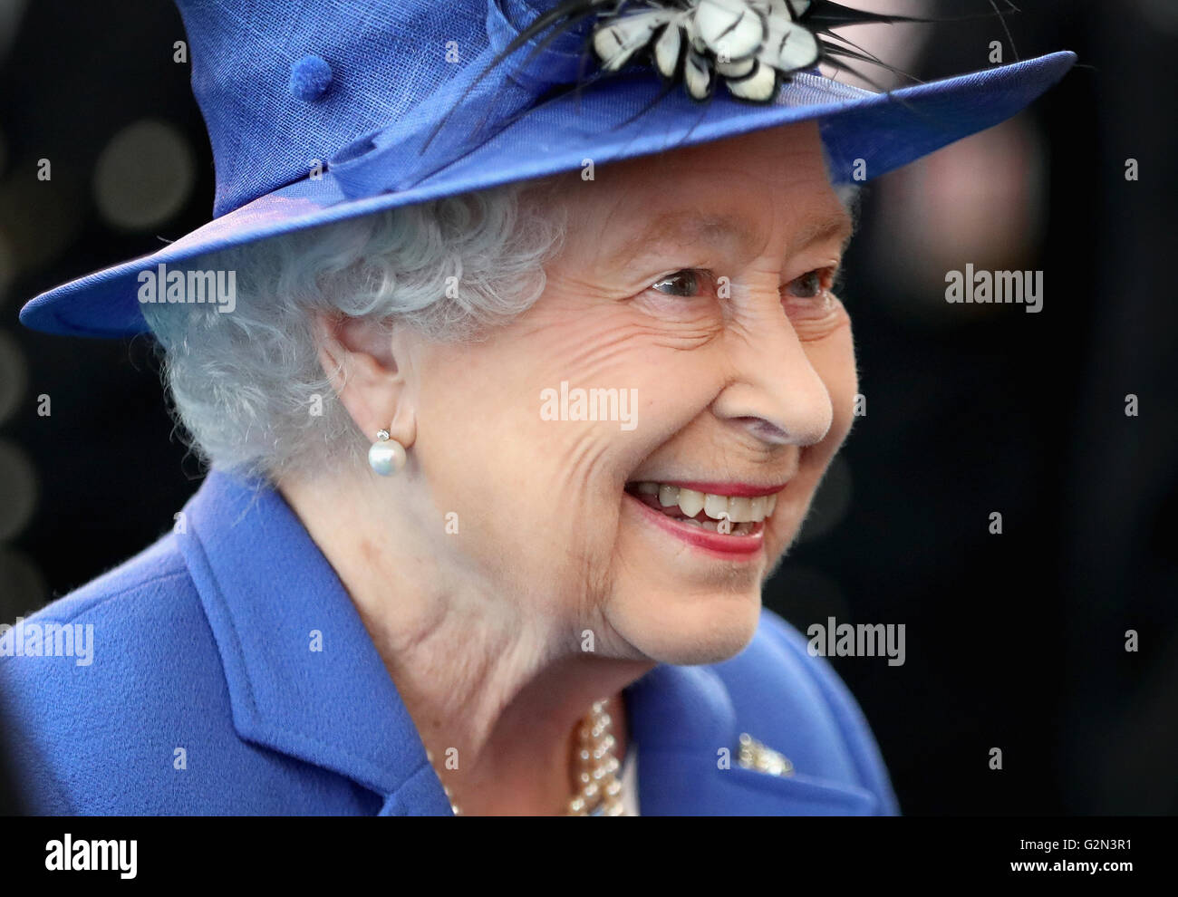 Königin Elizabeth II. bei einem Besuch in der Honourable Artillery Company in London, bei denen eine Bronzebüste des selbst enthüllt wurde zu feiern den Monarchen zu dienstälteste Kapitän-General der Militäreinheit. Stockfoto
