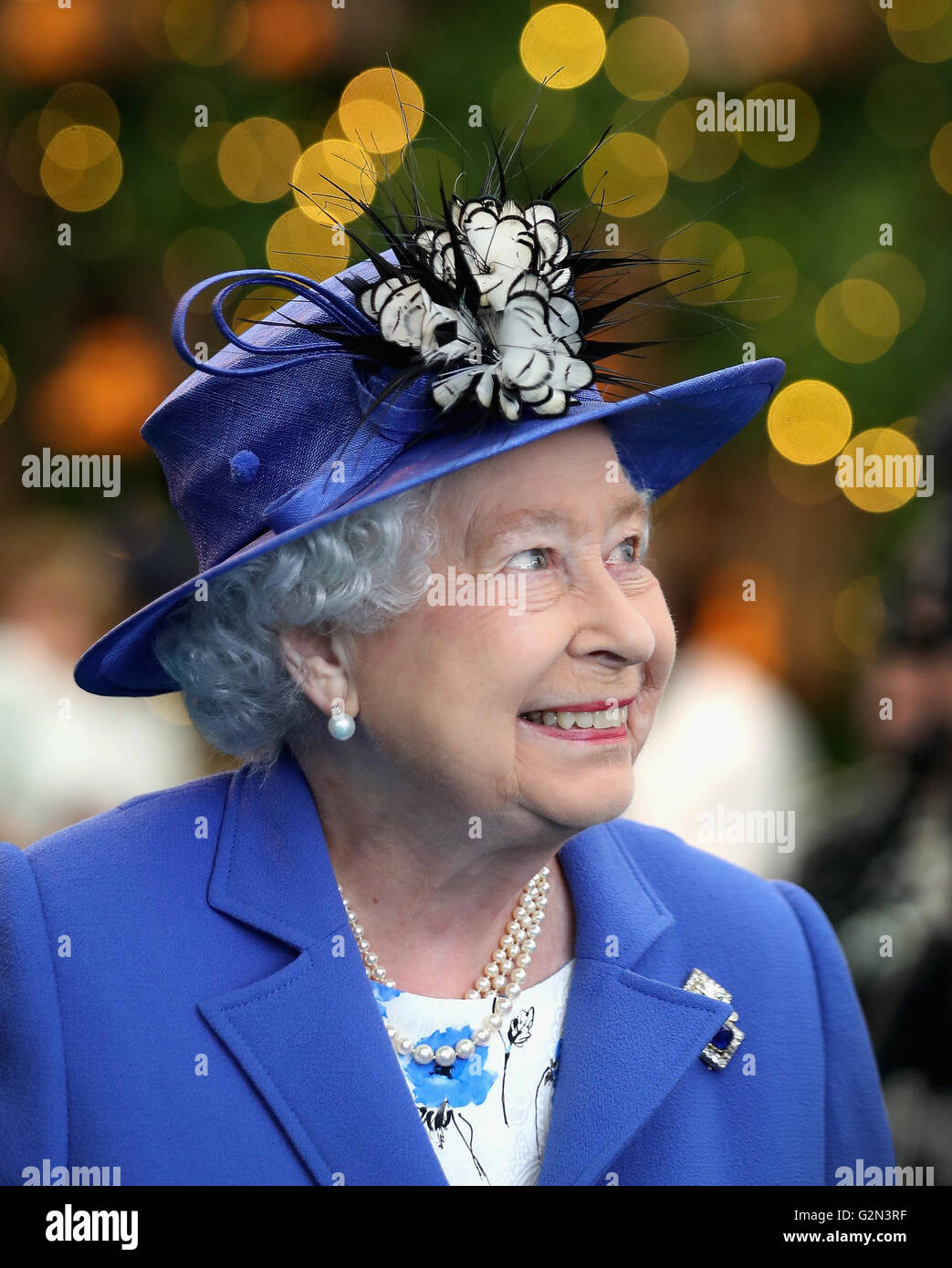 Königin Elizabeth II. bei einem Besuch in der Honourable Artillery Company in London, bei denen eine Bronzebüste des selbst enthüllt wurde zu feiern den Monarchen zu dienstälteste Kapitän-General der Militäreinheit. Stockfoto