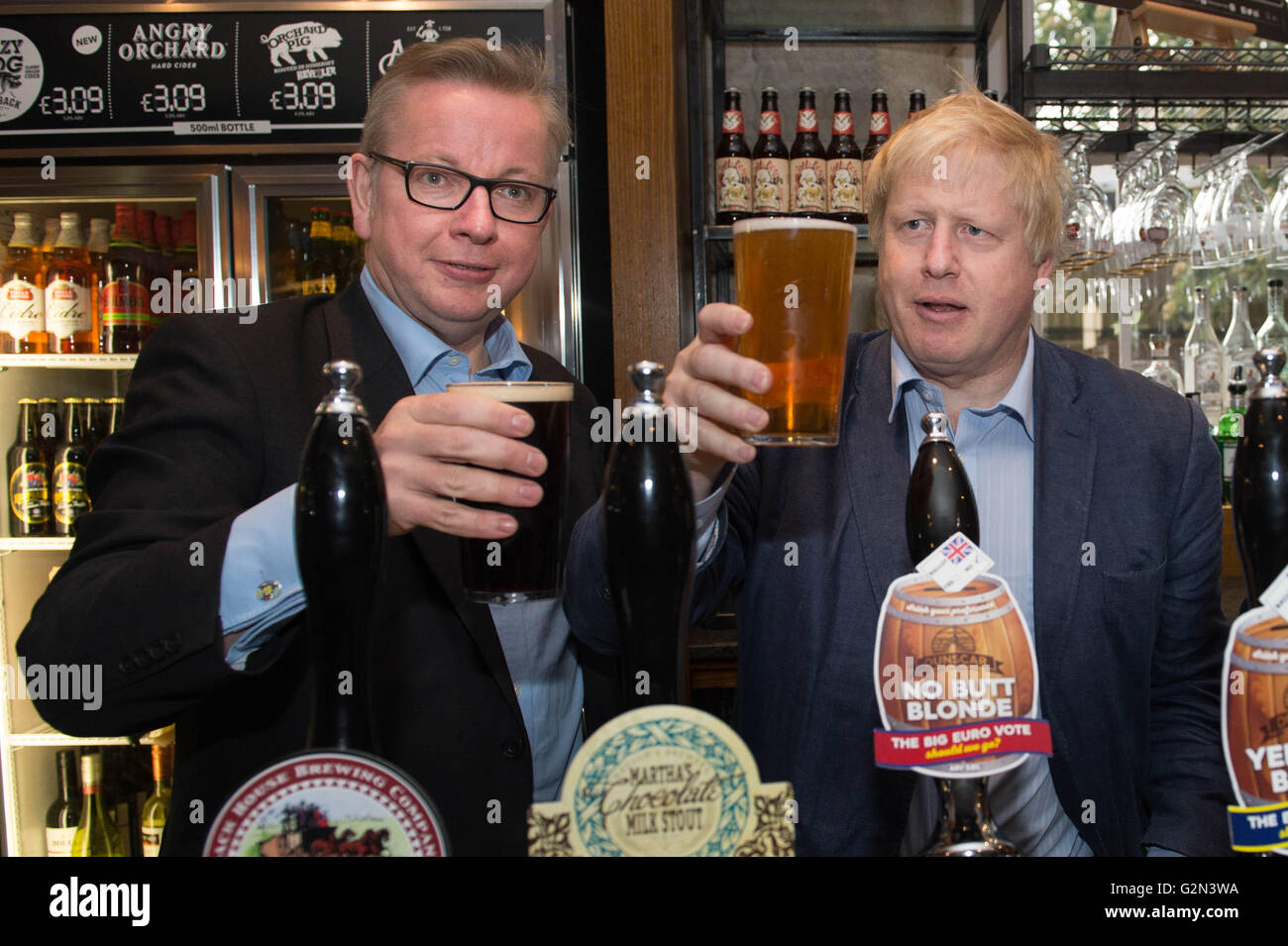 Michael Gove und Boris Johnson (rechts) ziehen Pints Bier an der alten Kapelle Pub in Darwen in Lancashire, als Teil der Abstimmung verlassen EU-Referendum-Kampagne. Stockfoto