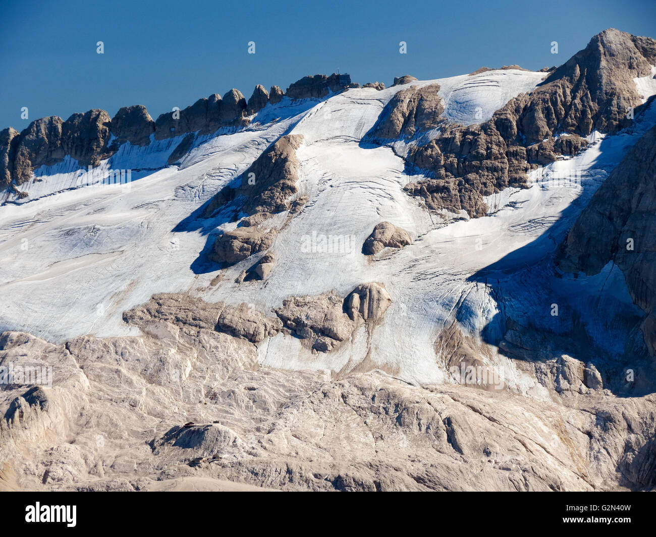 Die Marmolada-Berggruppe. Nordseite mit RückzugseisKlimaerwärmung auf den Dolomiten. Italienische Alpen. Europa. Stockfoto