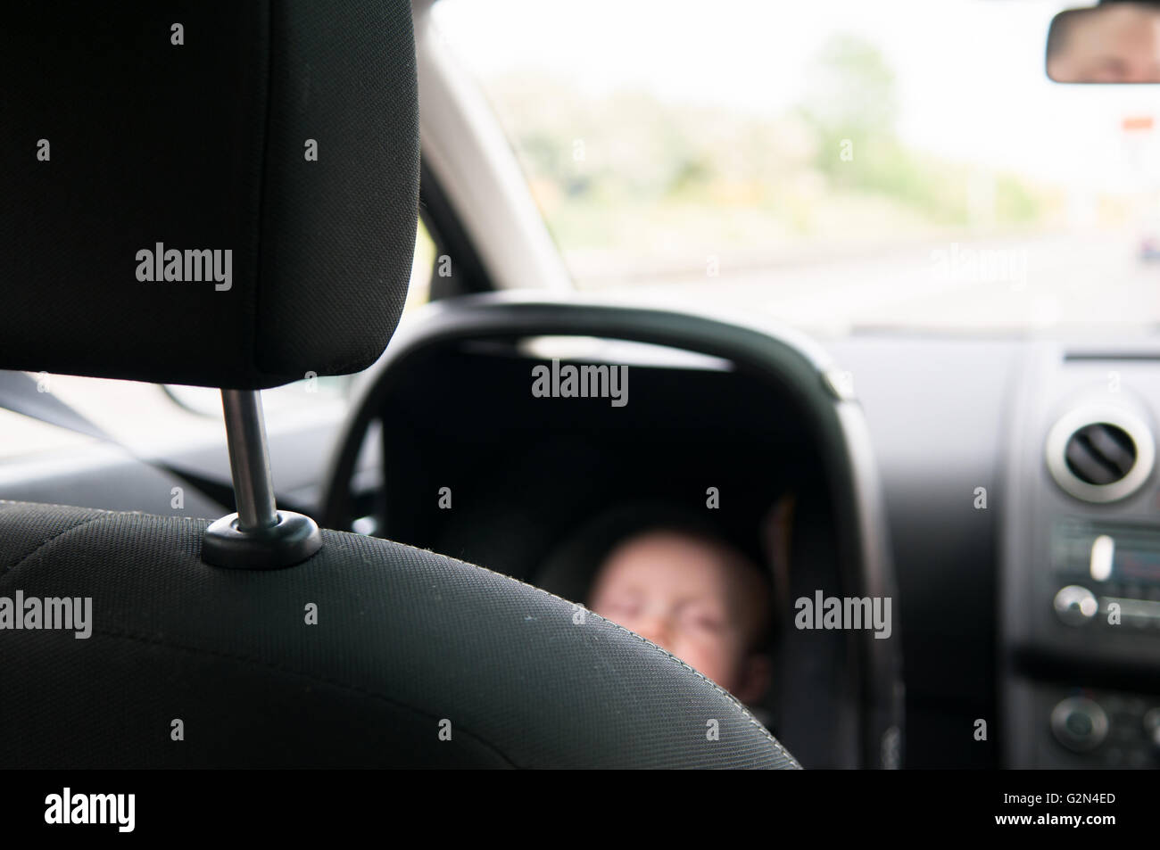Kind in rückwärts gerichteter Kindersitz Reisen sicher unterwegs Stockfoto