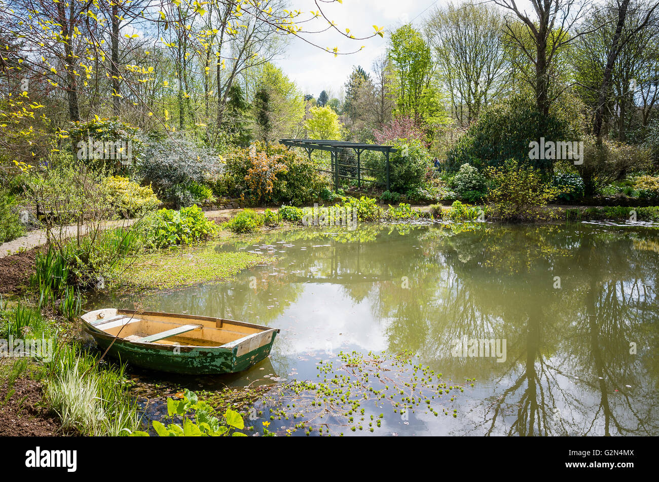 Großer Gartenteich mit alten hölzernen Ruderboot in einem privaten