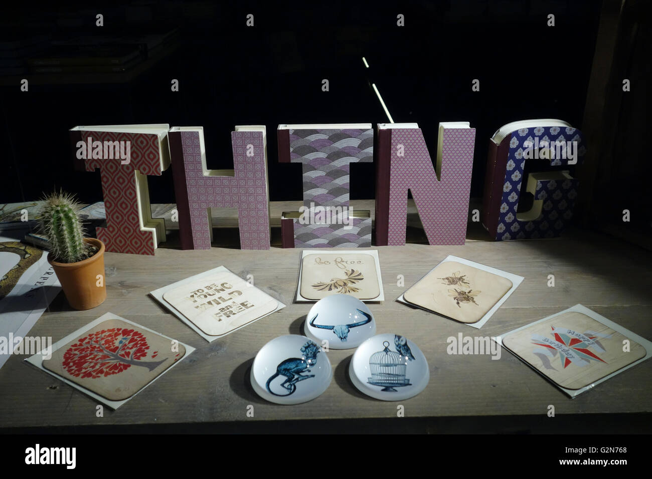 Buchhandlung in Antwerpen mit 3D Grafikdisplay, Belgien Stockfoto