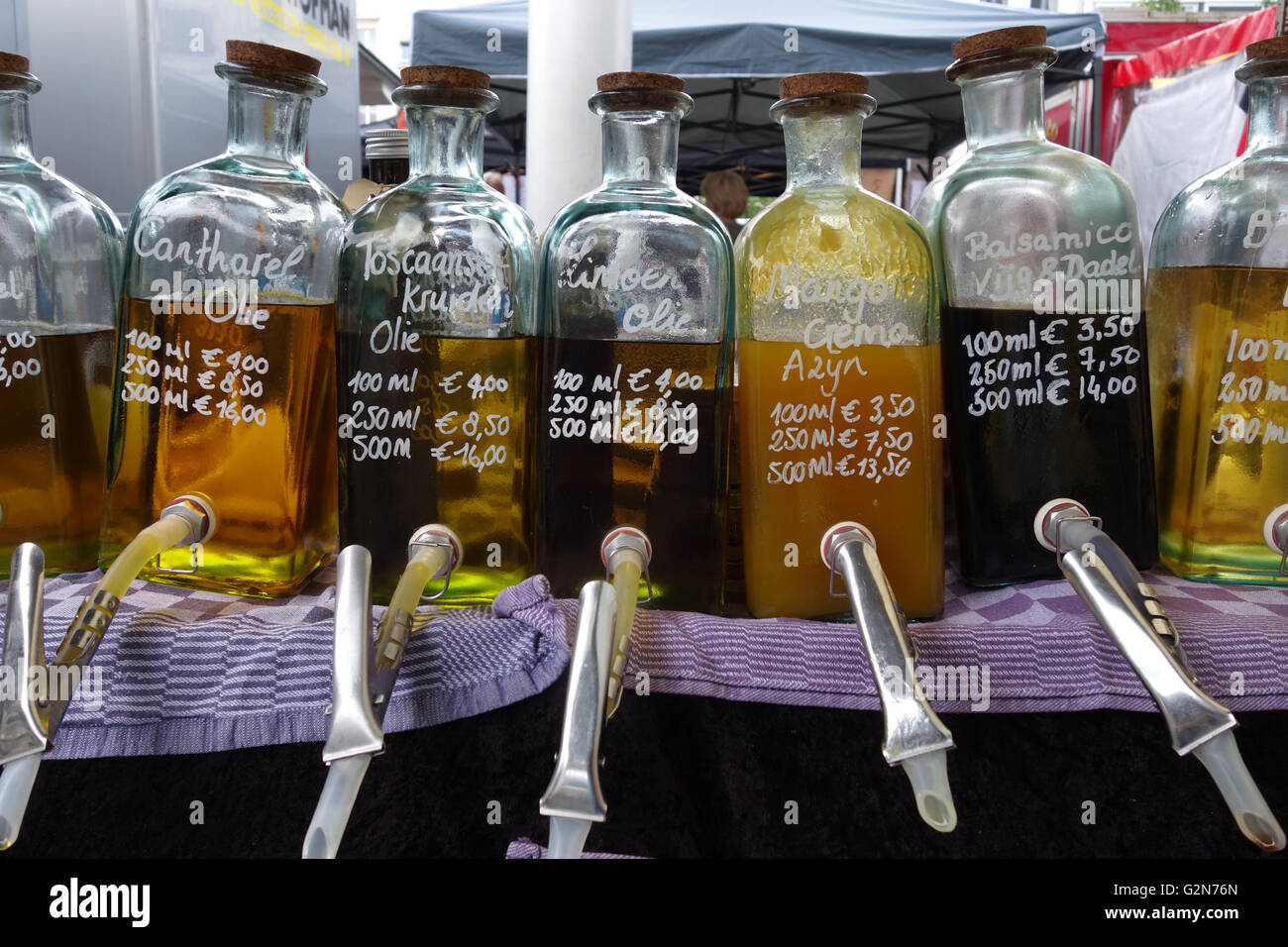 Wahl des Olivenöls am Markt Antwerpen-Belgien Stockfoto