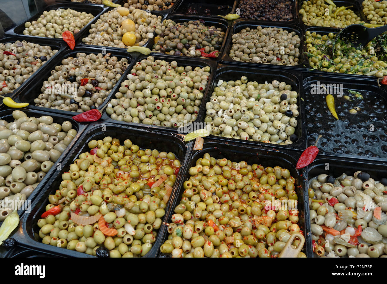 Oliven zum Verkauf auf Markt in Antwerpen-Belgien Stockfoto