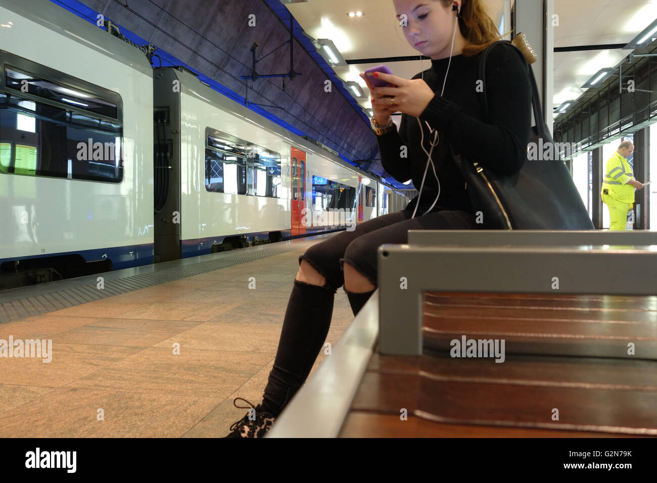 Check-Handy am Bahnhof von Antwerpen Stockfoto