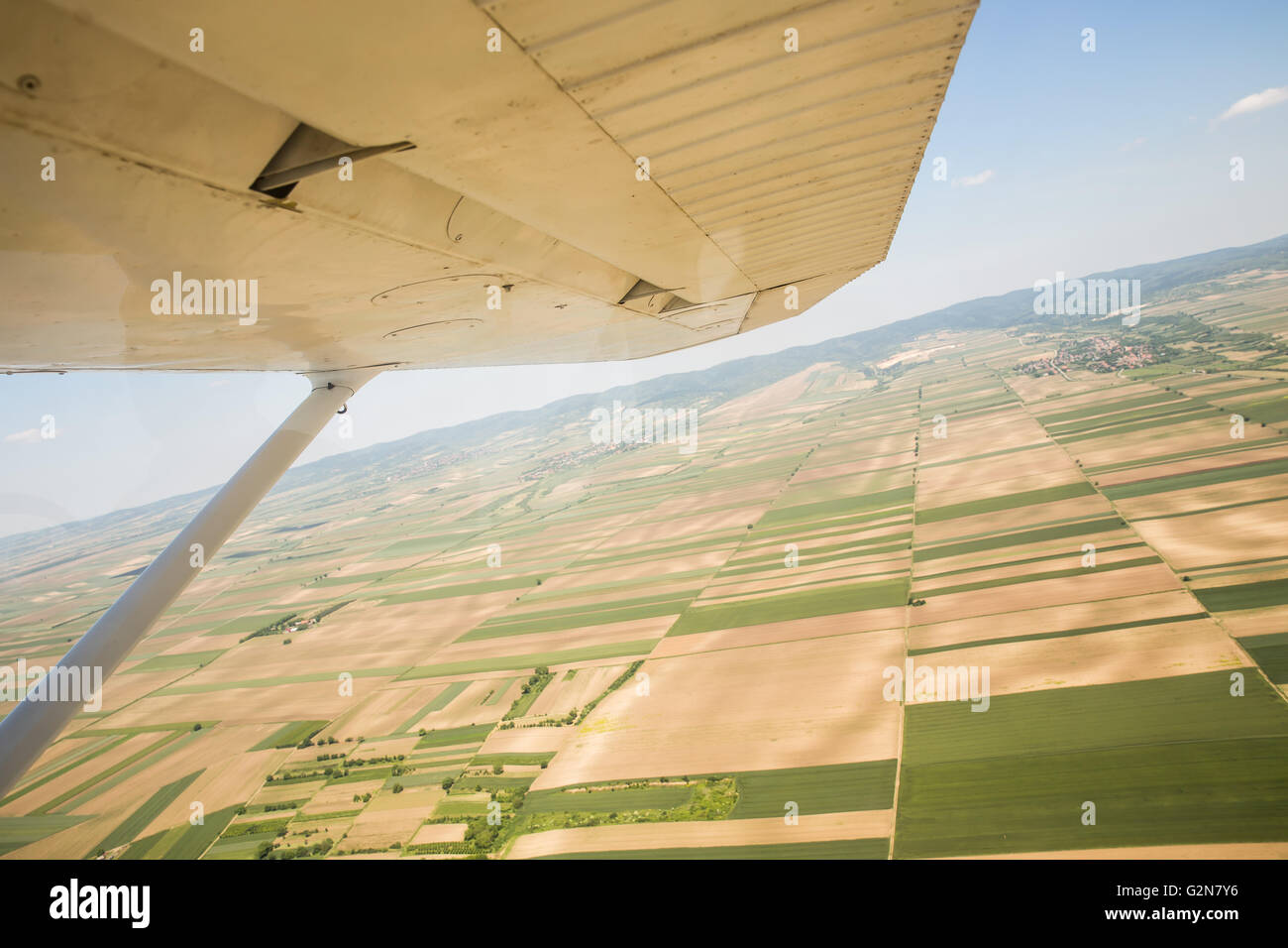Luftaufnahme von einer grünen, ländlichen Gegend in der Vojvodina Stockfoto
