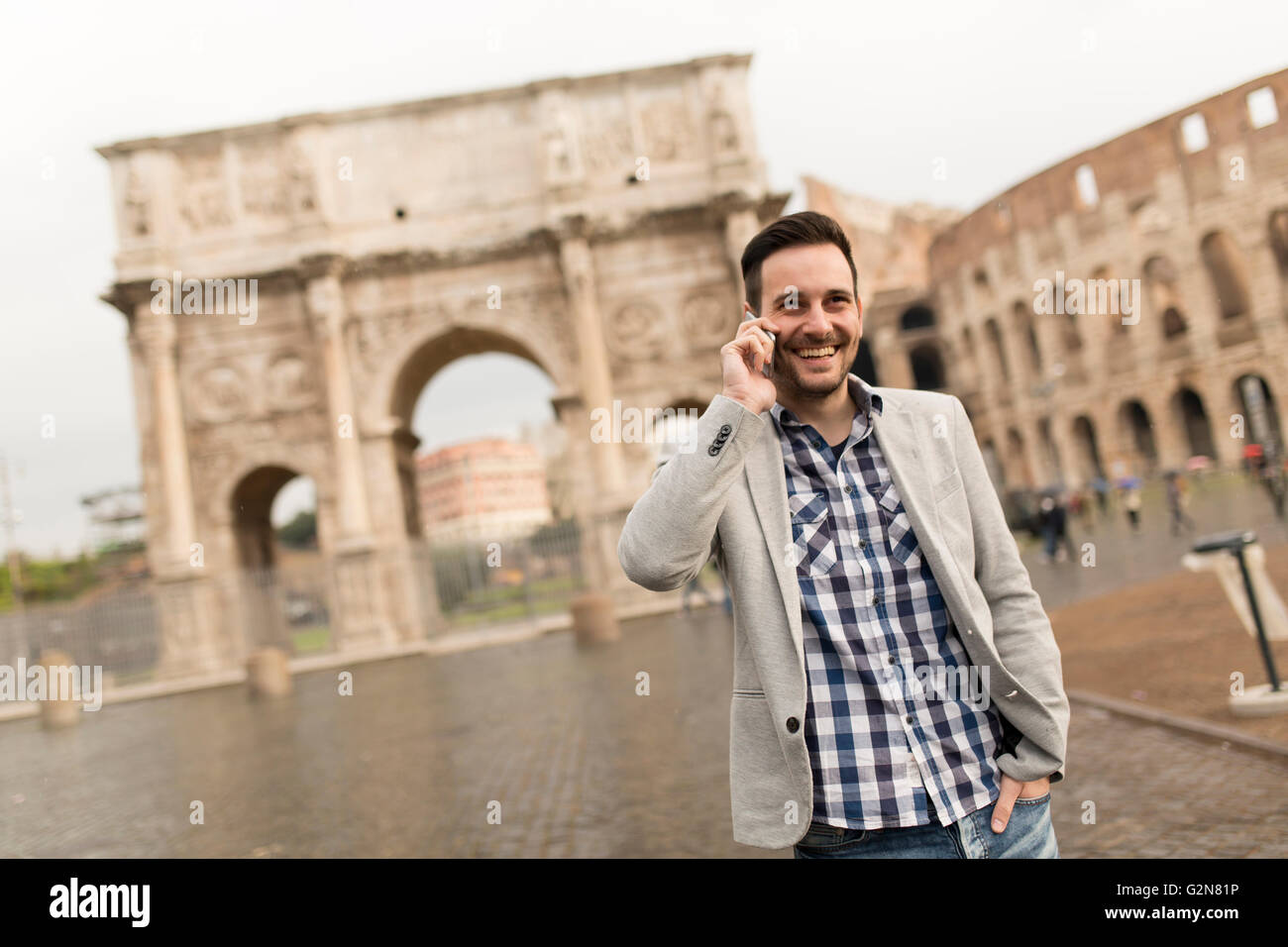 Mann auf einem Telefon an der Straße in Rom, Italien Stockfoto