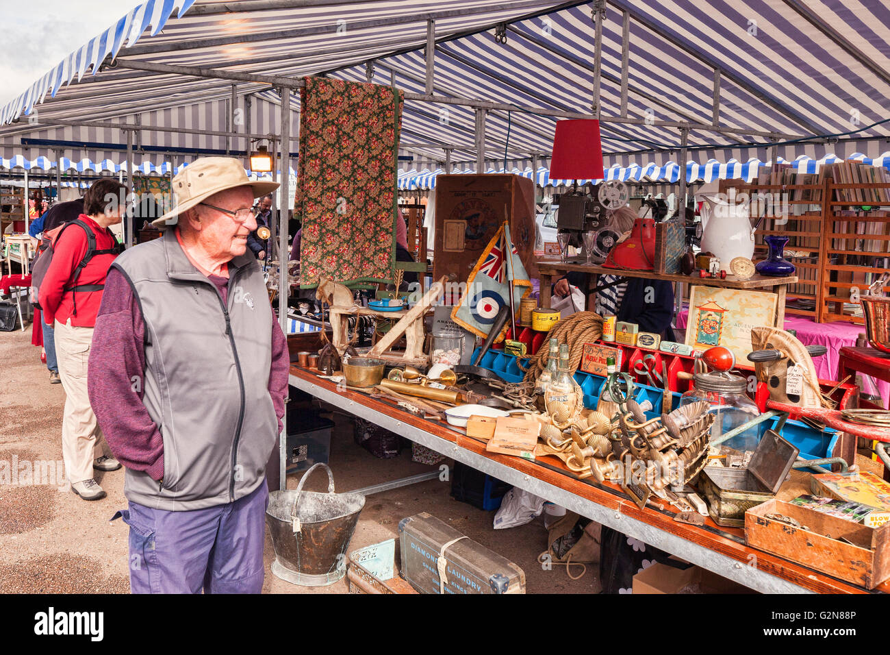 Personen an Ständen am Markt Ludlow, Shropshire, England, UK Stockfoto