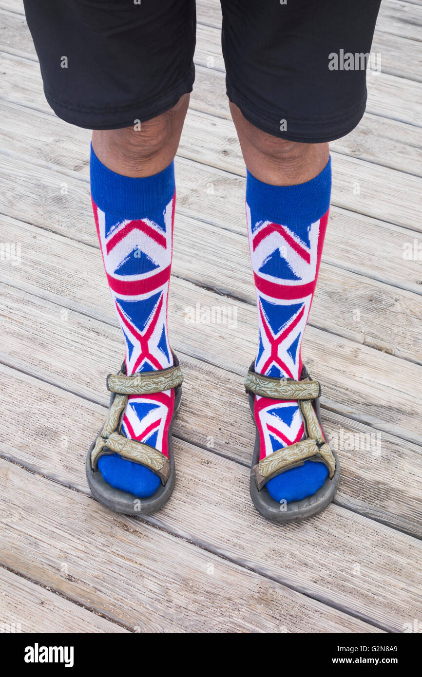 Trägers Gösch Socken mit Sandalen. Einsatzmöglichkeiten: schlechte Mode/Briten im Ausland /... Konzept Bild. Stockfoto