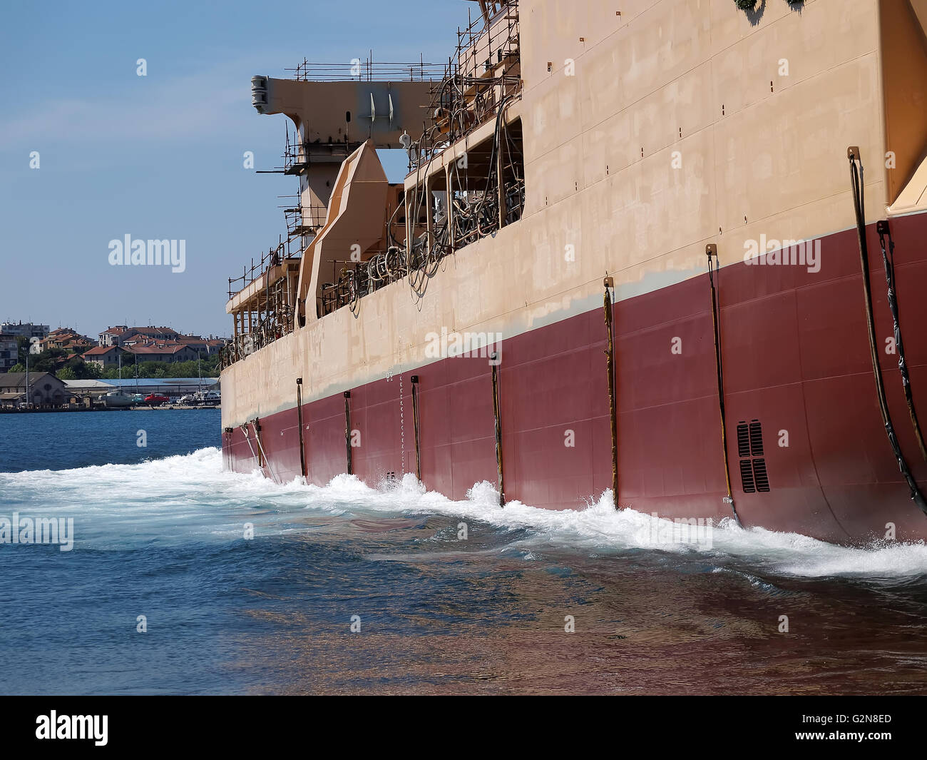 Schiff startet in Werft, Seitenansicht Stockfoto