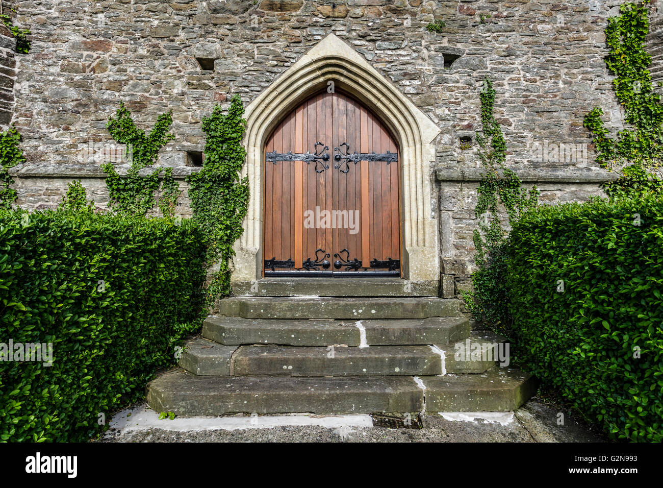 Tür der Kirche von Illtyd, Gwynno und Dyfodwg, Llantrisant, Rhondda Cynon Taff Stockfoto