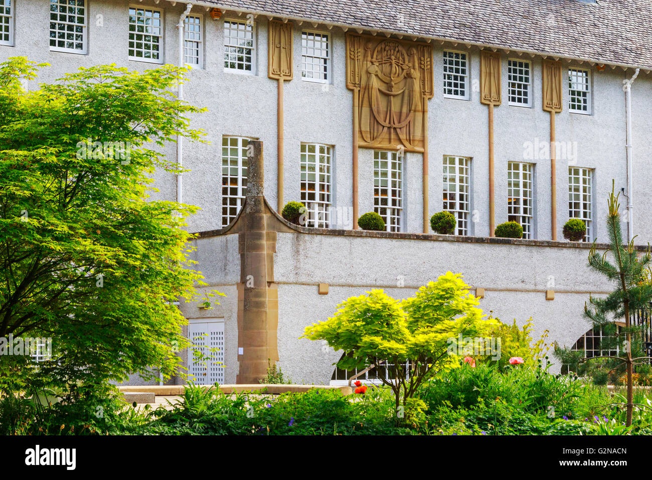 Fassade des Hauses für eine Art Lover, Haus, entworfen von Charles Rennie Macintosh, zeigt das Art-déco-Motiv, Glasgow Stockfoto