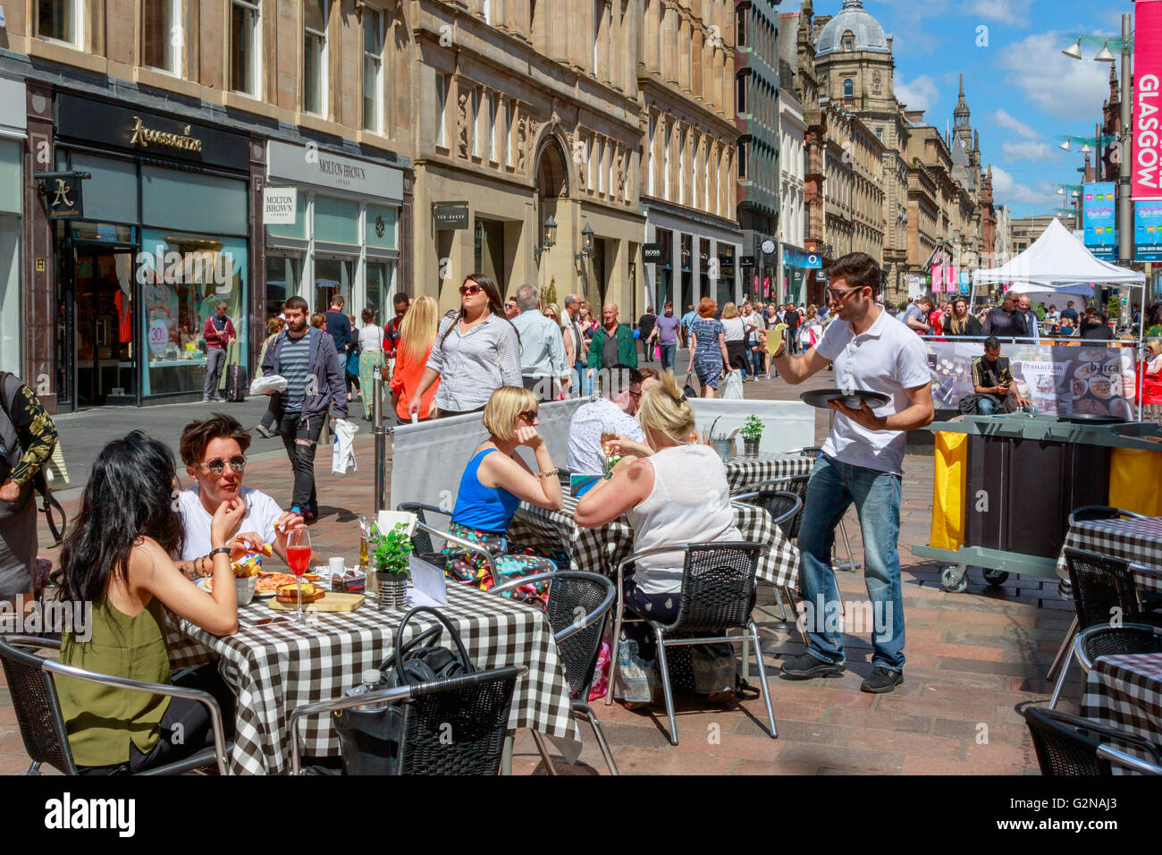 Menschen essen in Straßencafés und Restaurants, Buchanan Street, Glasgow, Schottland, Großbritannien Stockfoto