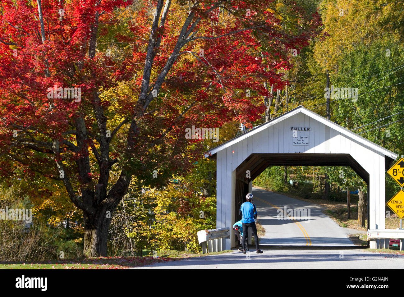 Fuller gedeckte Brücke über die Black Falls Brook in Montgomery, Vermont, USA. Stockfoto