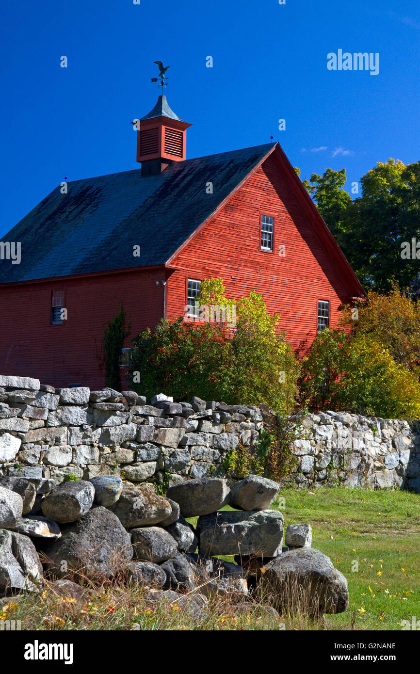 Rote Scheune auf dem Lande in der Nähe von Keene, New Hampshire, USA. Stockfoto