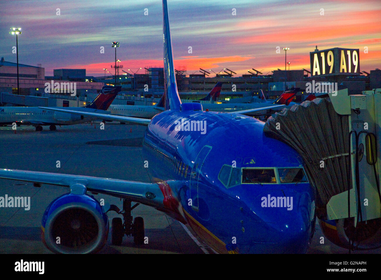 Sonnenaufgang über dem Airliner am Logan International Airport in East Boston, Massachusetts, USA. Stockfoto