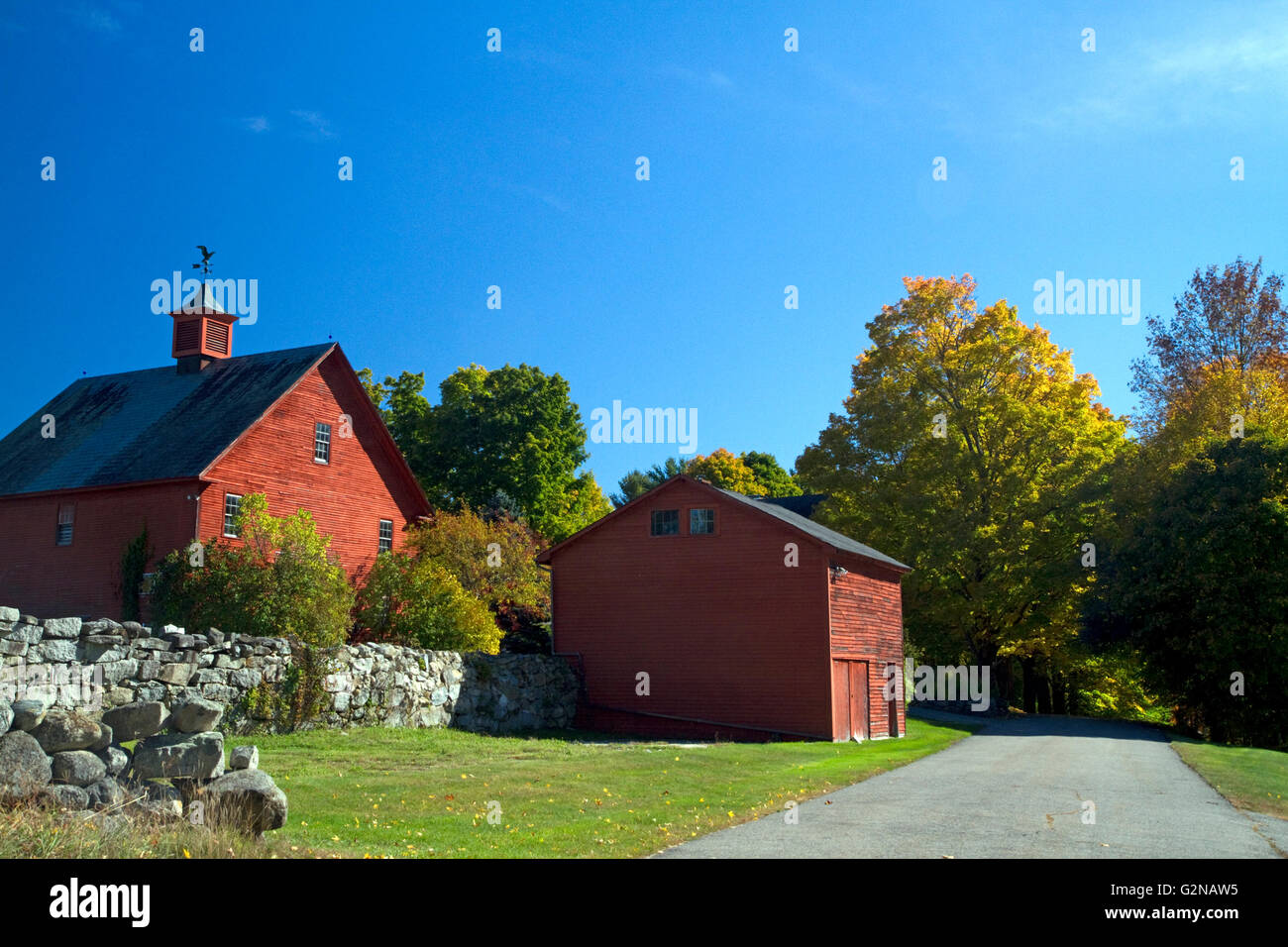 Rote Scheune auf dem Lande in der Nähe von Keene, New Hampshire, USA. Stockfoto