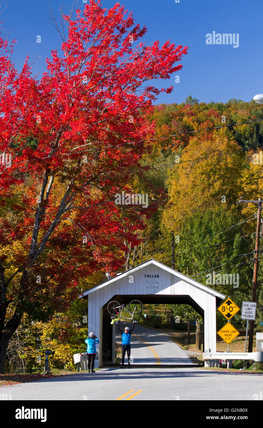 Fuller gedeckte Brücke über die Black Falls Brook in Montgomery, Vermont, USA. Stockfoto