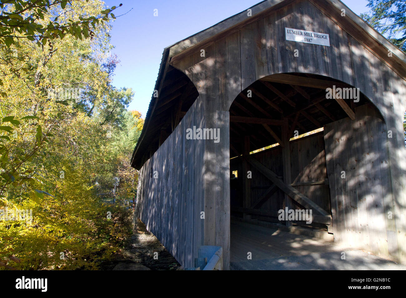 Die Mühle bedeckte Brücke über den Fluss Lamoille in Belvidere, Vermont, USA. Stockfoto