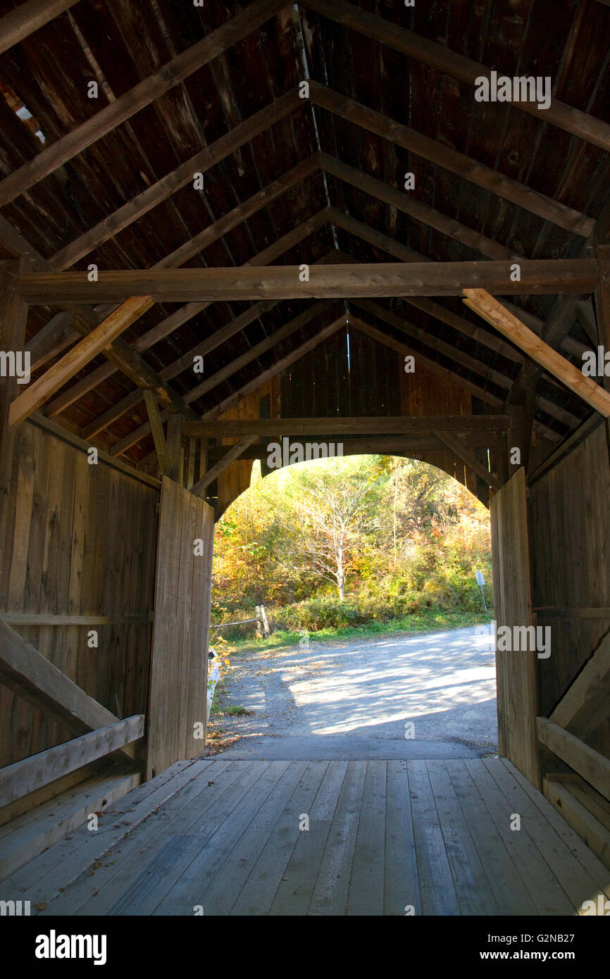 Die Mühle bedeckte Brücke über den Fluss Lamoille in Belvidere, Vermont, USA. Stockfoto