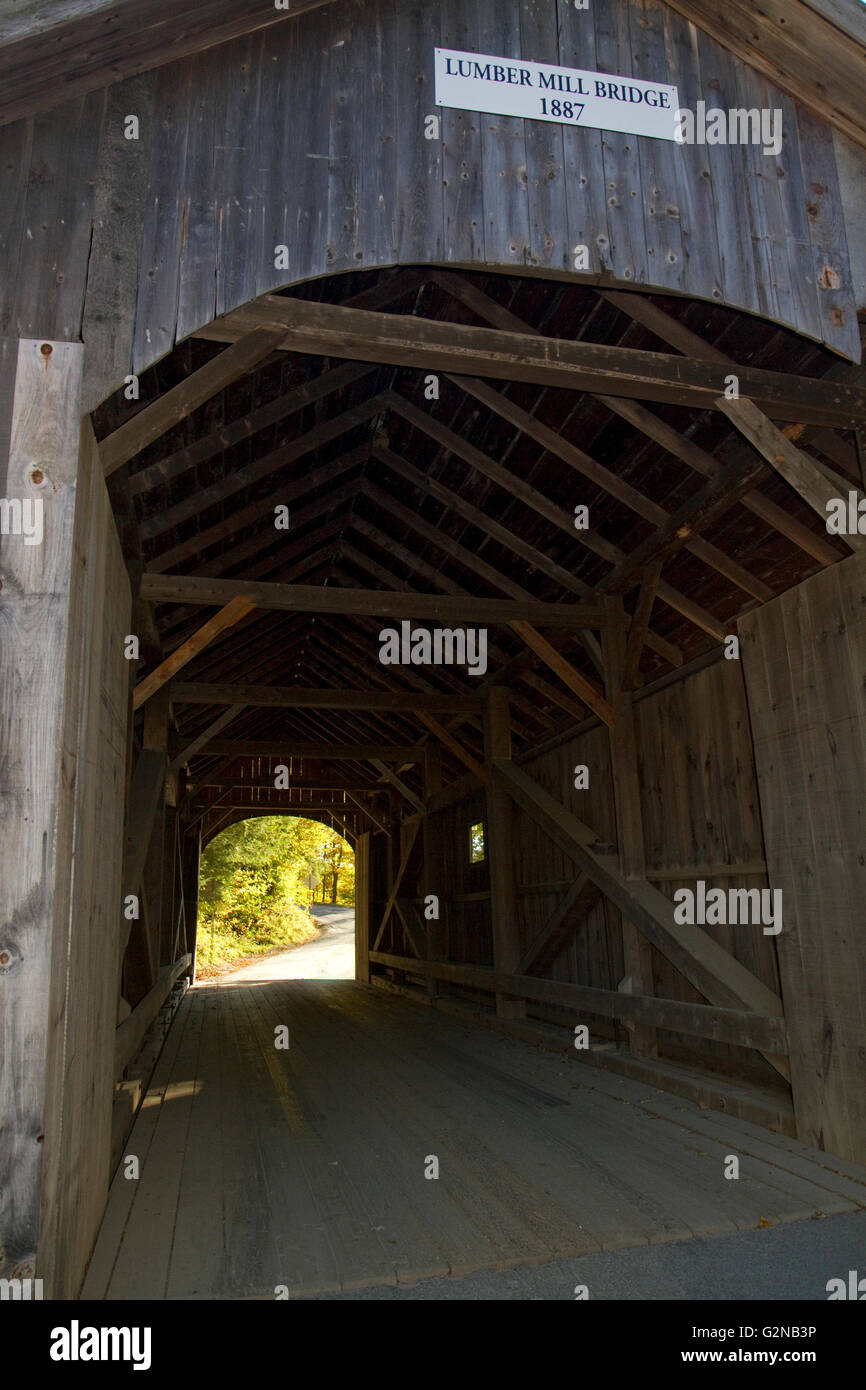 Die Mühle bedeckte Brücke über den Fluss Lamoille in Belvidere, Vermont, USA. Stockfoto