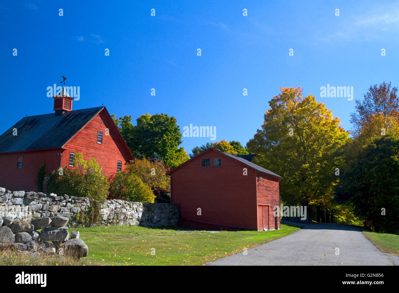 Rote Scheune in den Feldern in der Nähe von Keene, New Hampshire, USA. Stockfoto