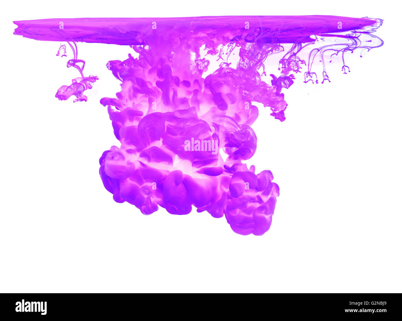 Violette Tinte im Wasser, die abstrakte Form, isoliert auf weißem Hintergrund erstellen Stockfoto