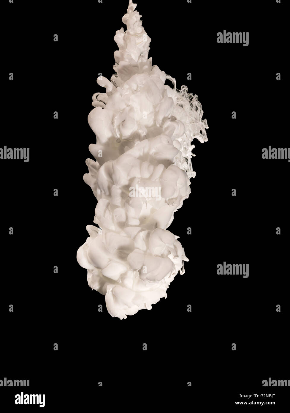 Weiße Tinte im Wasser, die abstrakte Form, auf schwarzem Hintergrund isoliert Stockfoto