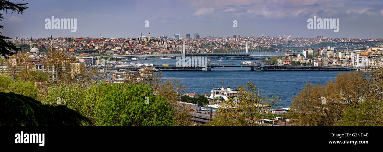 Der Panoramablick auf Istanbul Stadt, seine erstaunliche Architektur, die blauen Bosporus und goldenes Horn-Brücke. Stockfoto