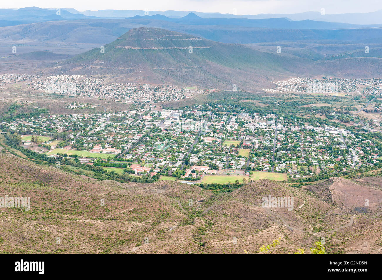 Eine Luftaufnahme von Graaff Reinet zum Valley of Desolation Aussichtspunkt von der Straße aus gesehen. Die Stadt liegt in einem der Horseshoe bend Stockfoto