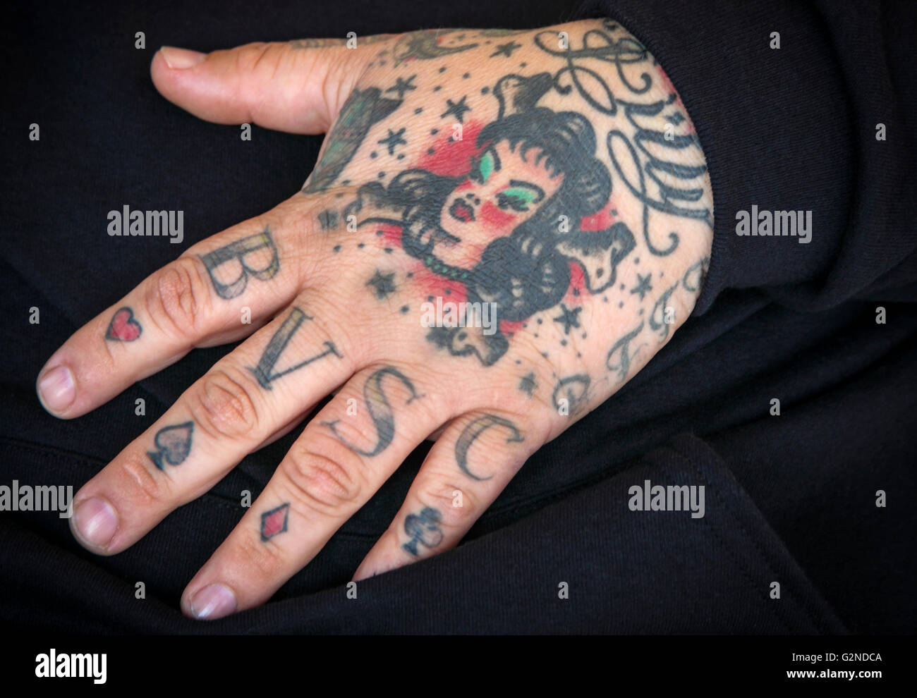Nahaufnahme von Tattoo auf Hand des Mannes an der Venice Boardwalk in Kalifornien Stockfoto