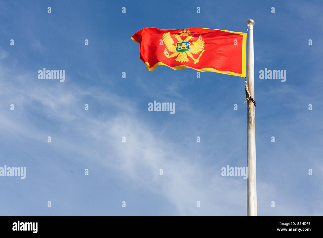 Flagge von Montenegro gegen den Himmel fliegen. Stockfoto