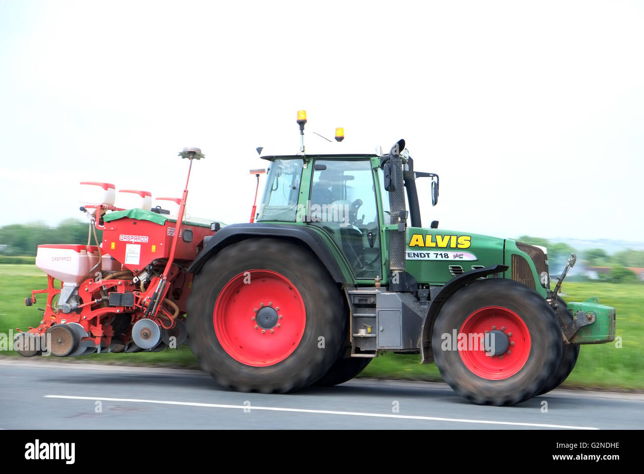 Großen Fendt 718 Traktor mit einer Drillmaschine als Geschwindigkeit auf der Autobahn in Somerset, England, Mai 2016 Stockfoto