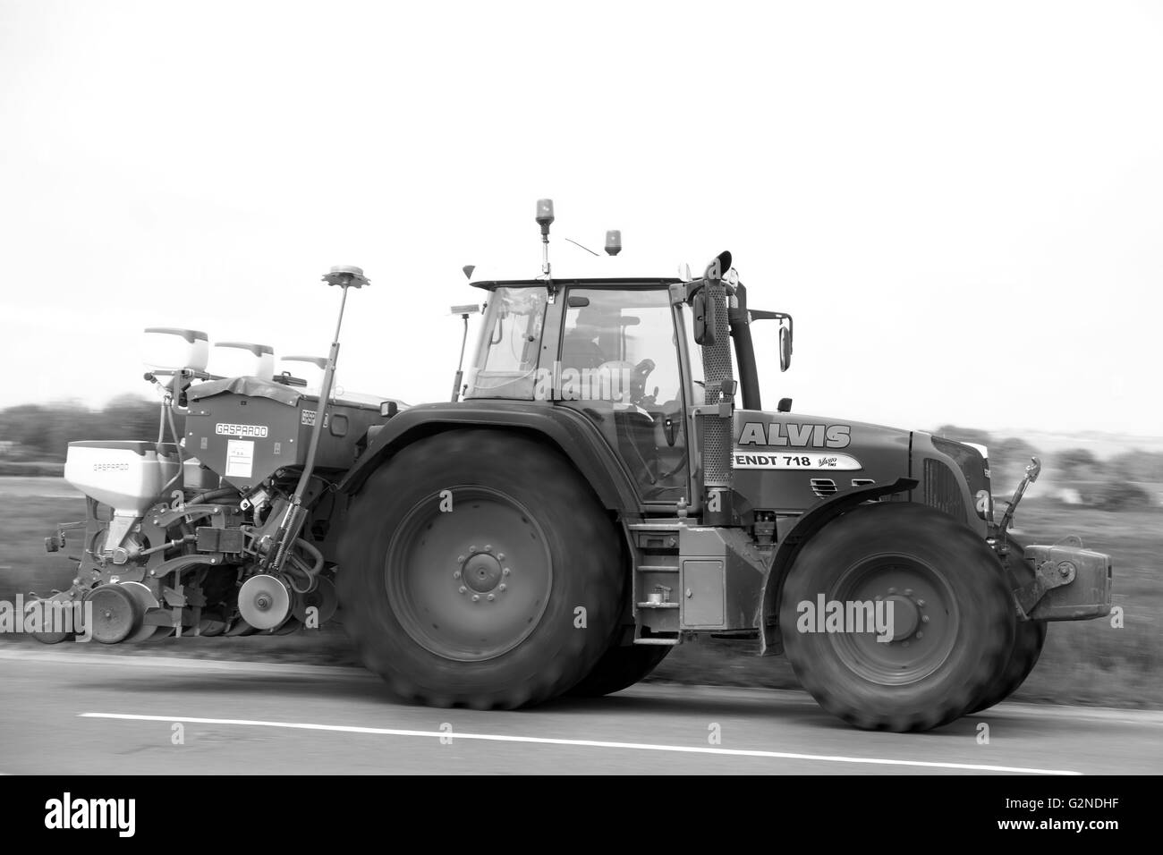 Großen Fendt 718 Traktor mit einer Drillmaschine als Geschwindigkeit auf der Autobahn in Somerset, England, Mai 2016 Stockfoto