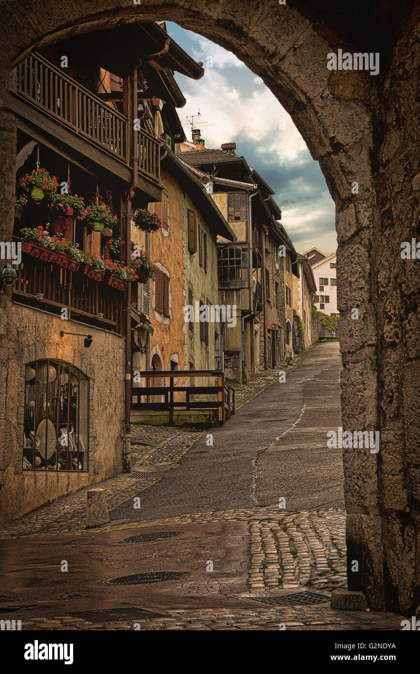 Eine malerische kleine Seitenstraße im schönen Lac de Annecy in den französischen Alpen Stockfoto