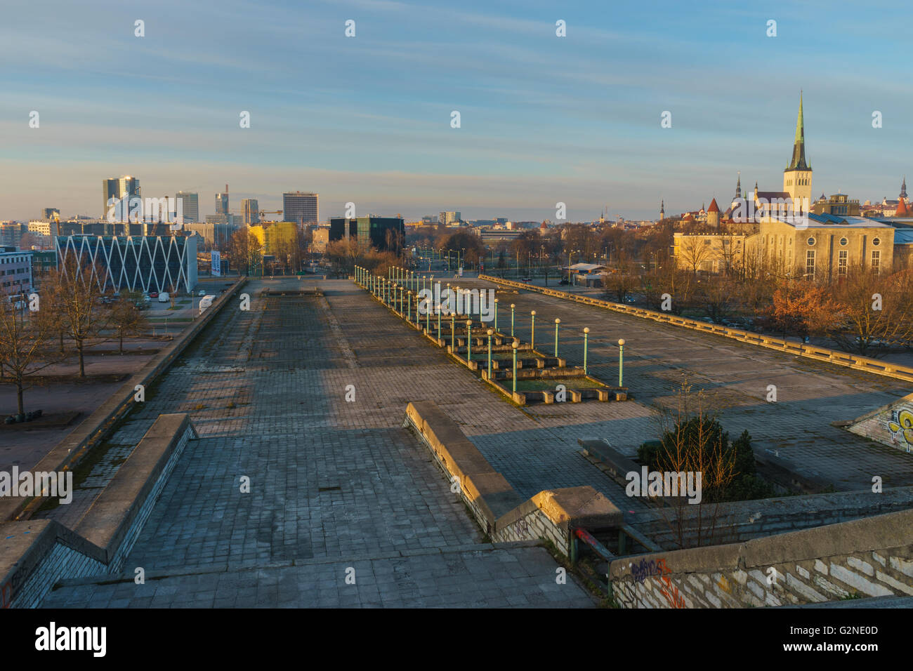 Tallinn, Estland - 24. April 2016: Architektur der mittelalterlichen Zeit, Sowjet-Ära und modernen Tage Side-by-side Stockfoto