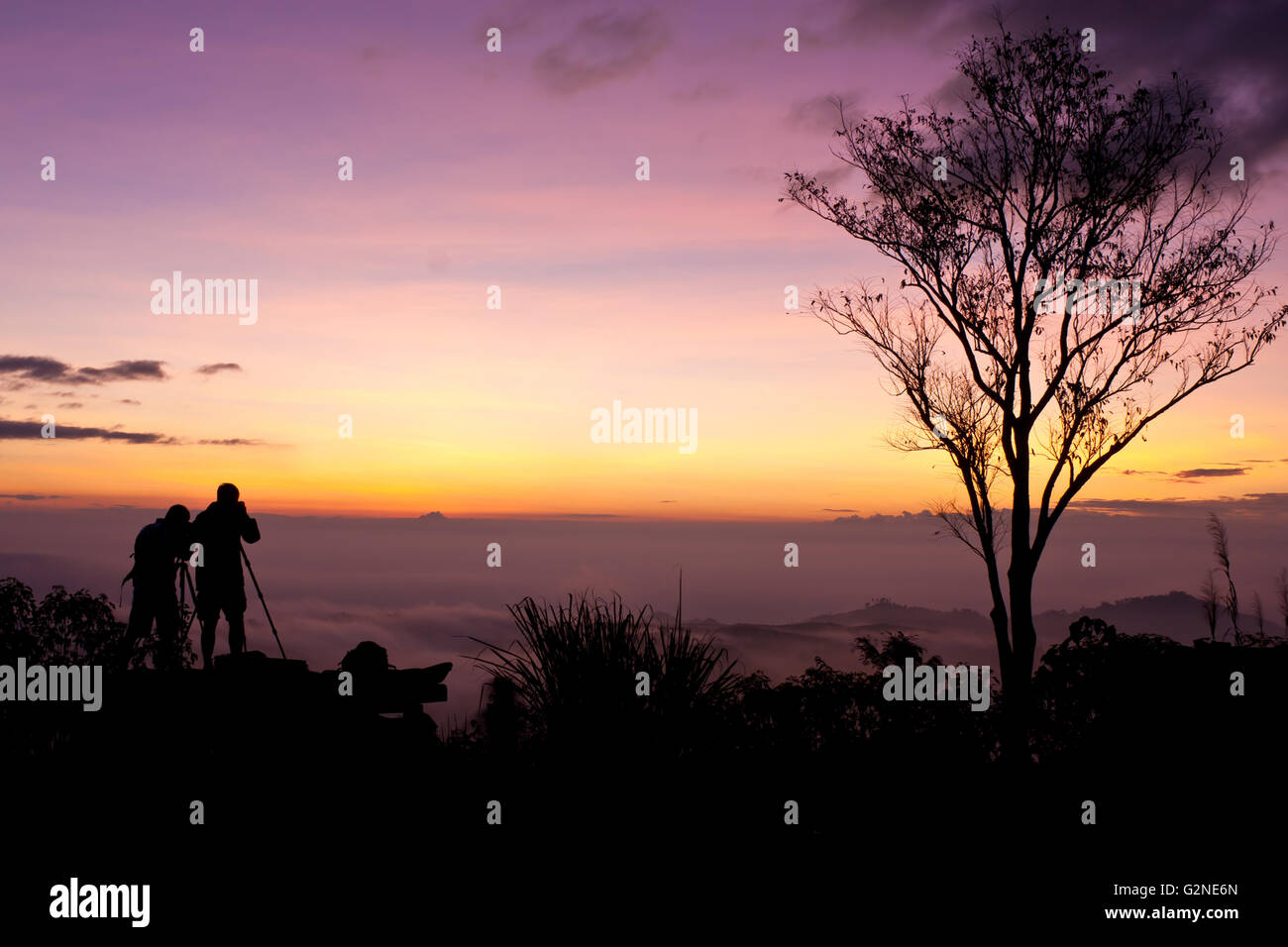 Junge Männer Silhouette fotografieren über Landschaft im freien Stockfoto