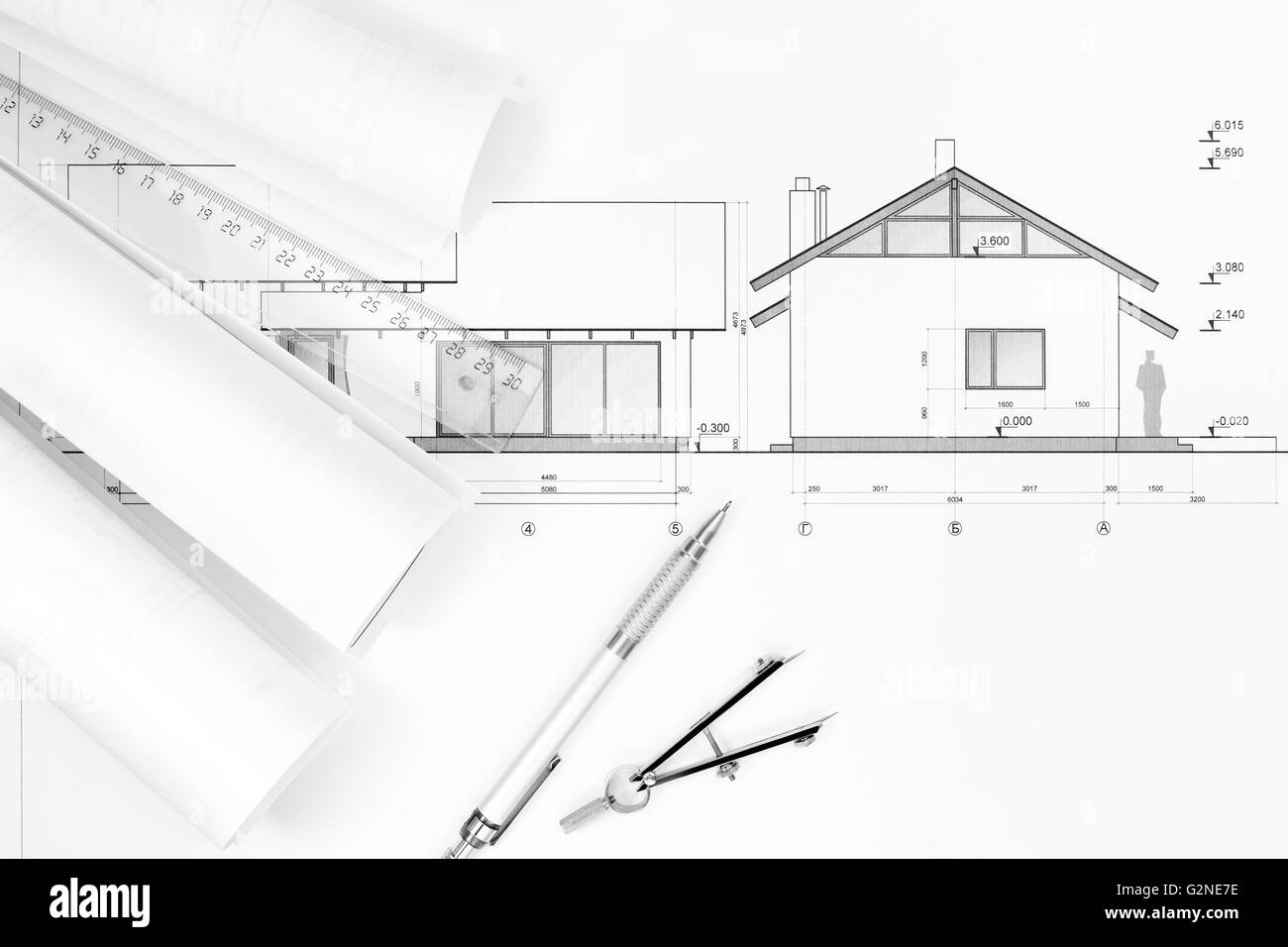 Architekturprojekt und Haus planen Blaupausen aufgerollt Stockfoto