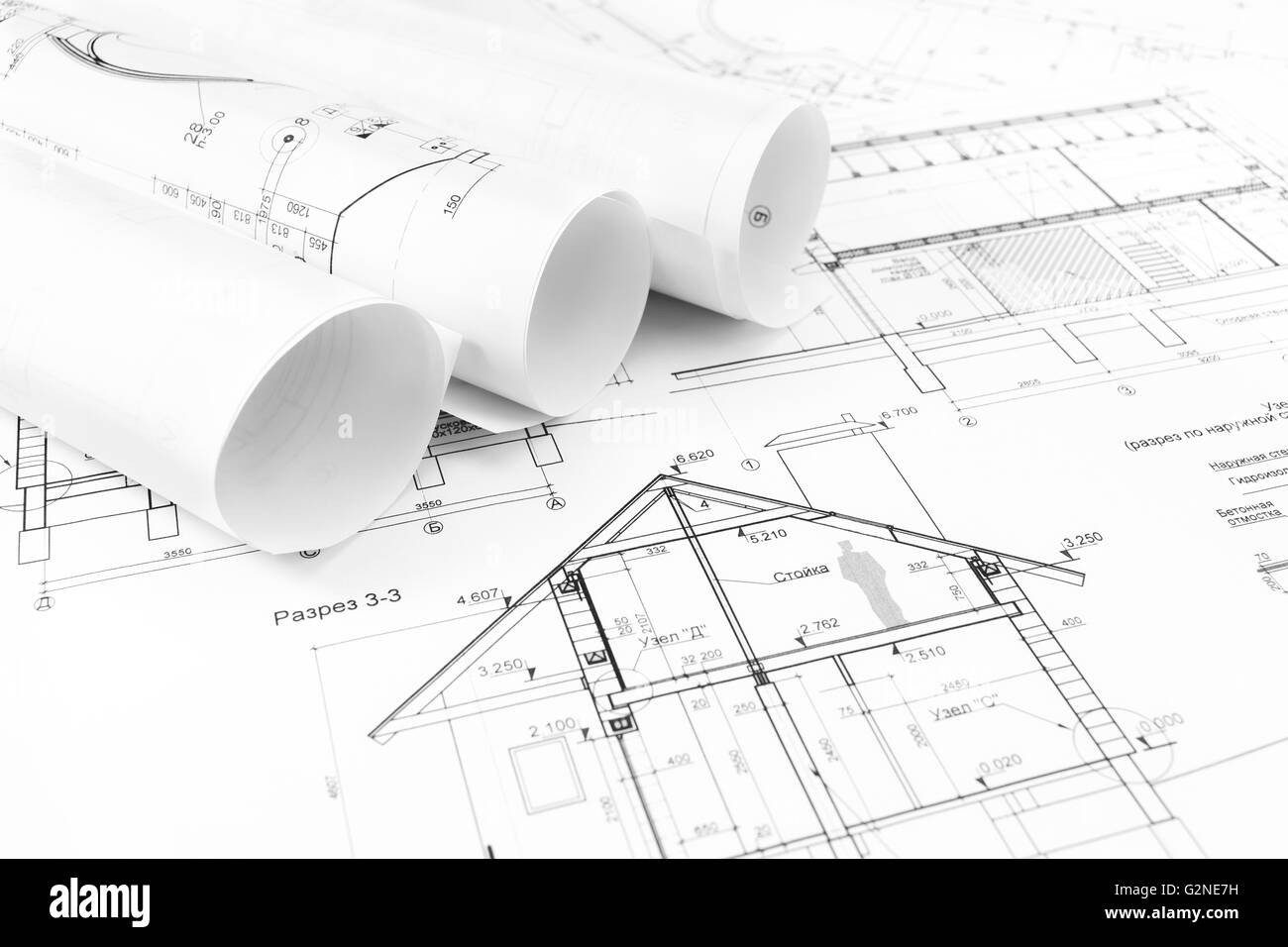 Rollen von architektonischen Hauspläne und engineering blueprints Stockfoto