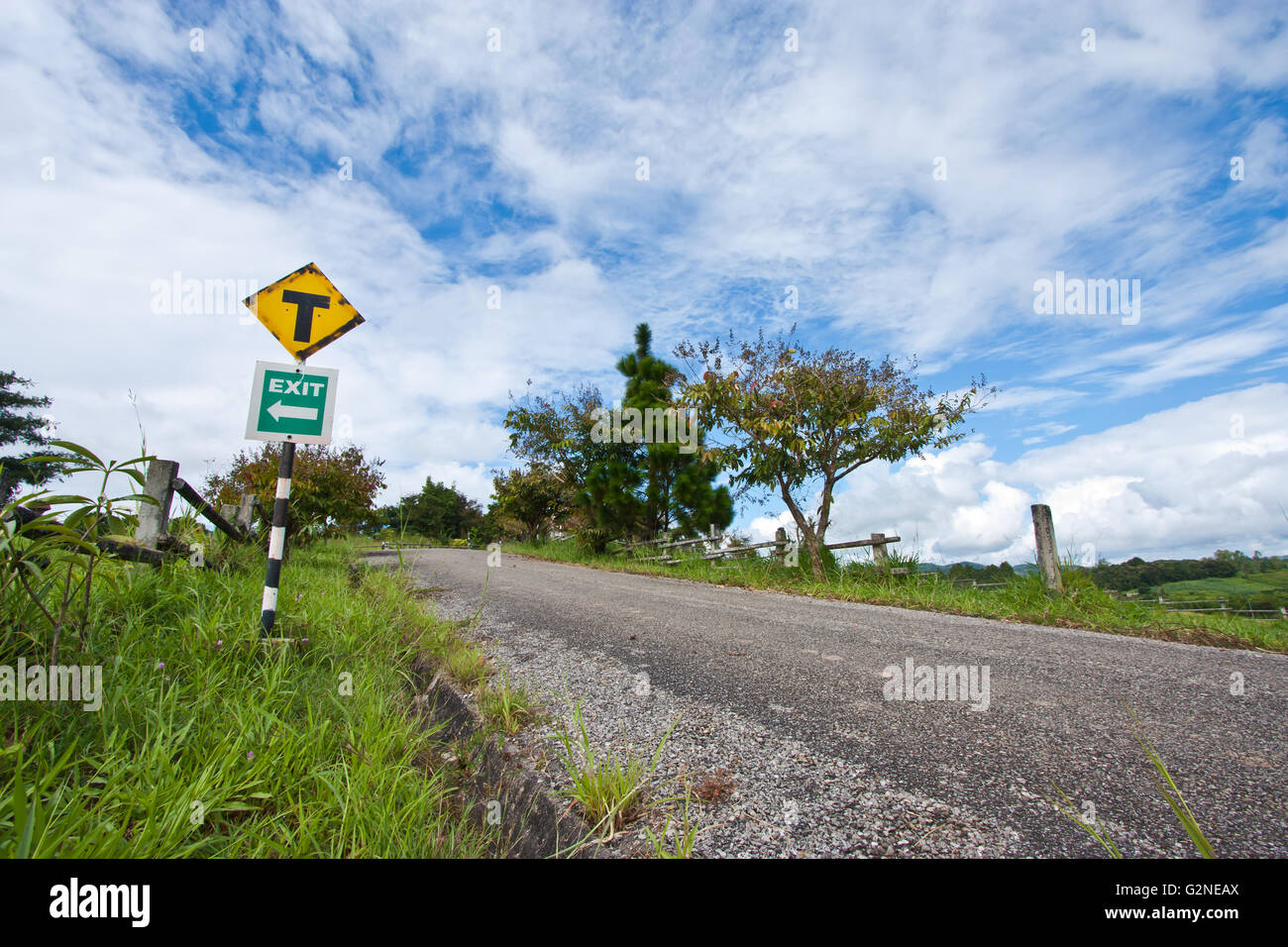 Straße mit Schild Ausfahrt Stockfoto